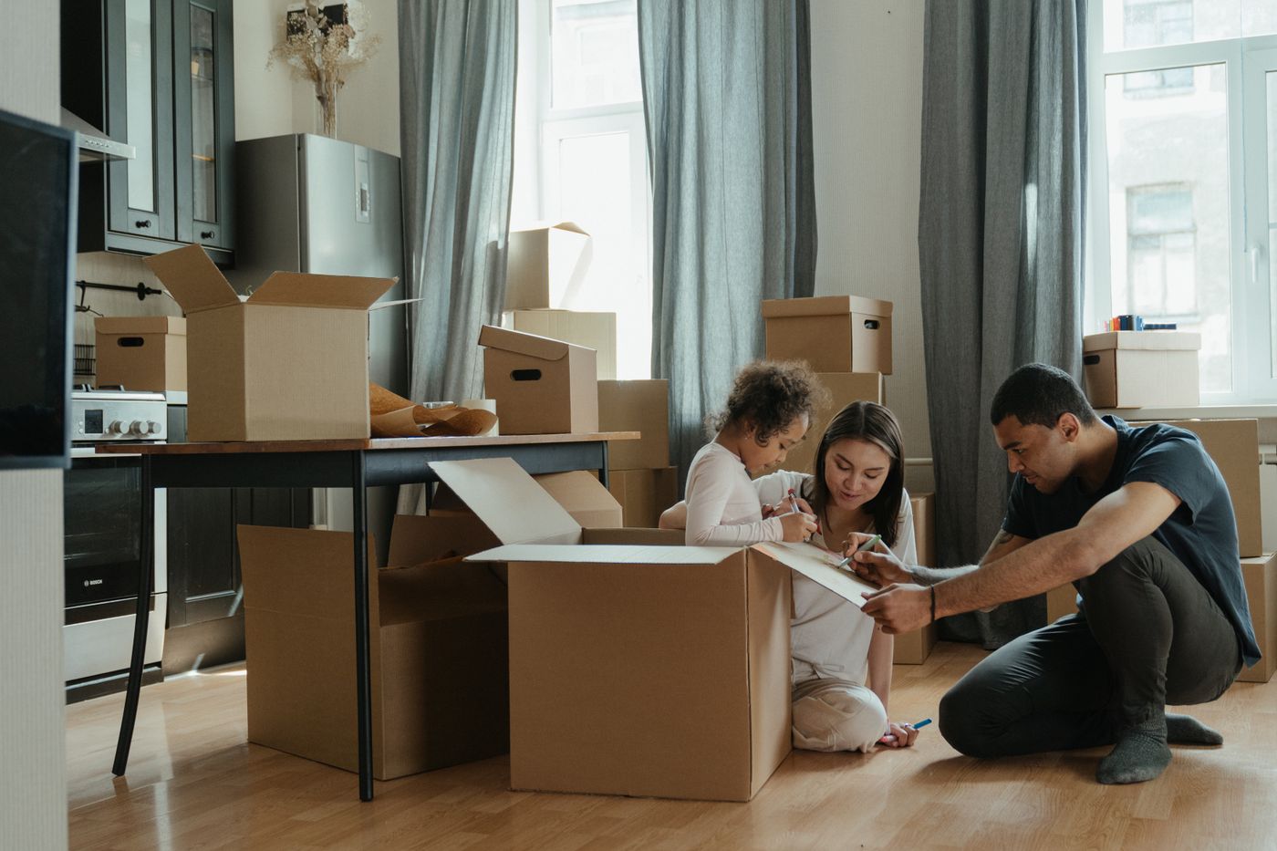 Famille qui déballe ses boîtes dans son nouveau logement