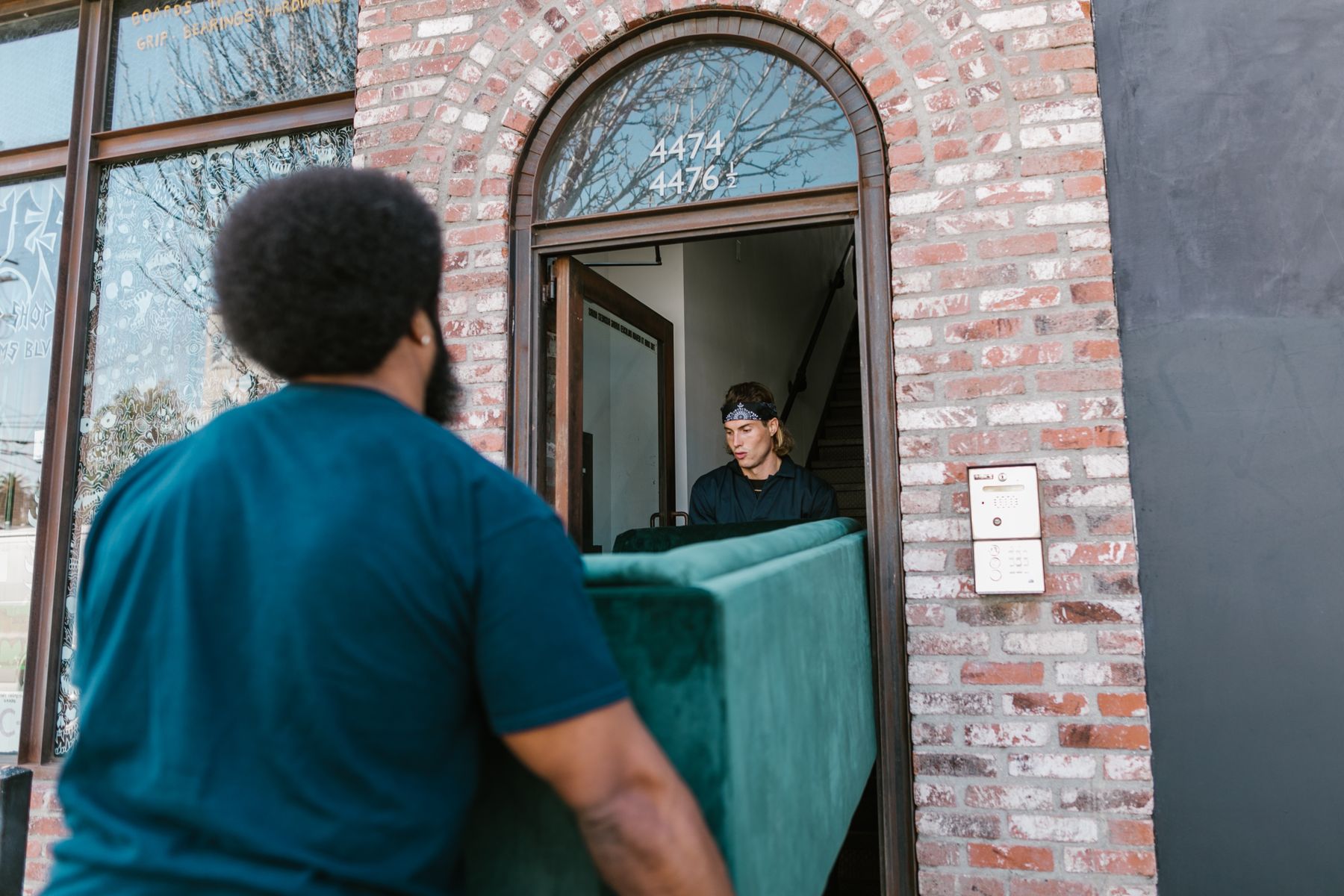 Déménageurs entrant un sofa dans un immeuble